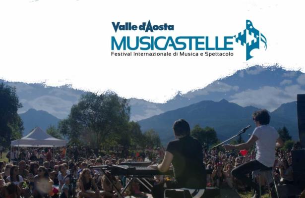 Festival musicale all'aperto tra montagne, folla entusiasta e artisti appassionati.