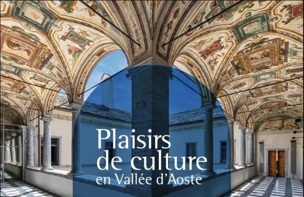 Elegante chiostro con affreschi colorati e pavimento a scacchi, atmosfera di cultura e storia.