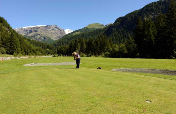 Golf Val d'Ayas: in Champoluc the regulation 9-hole pitch & putt course
